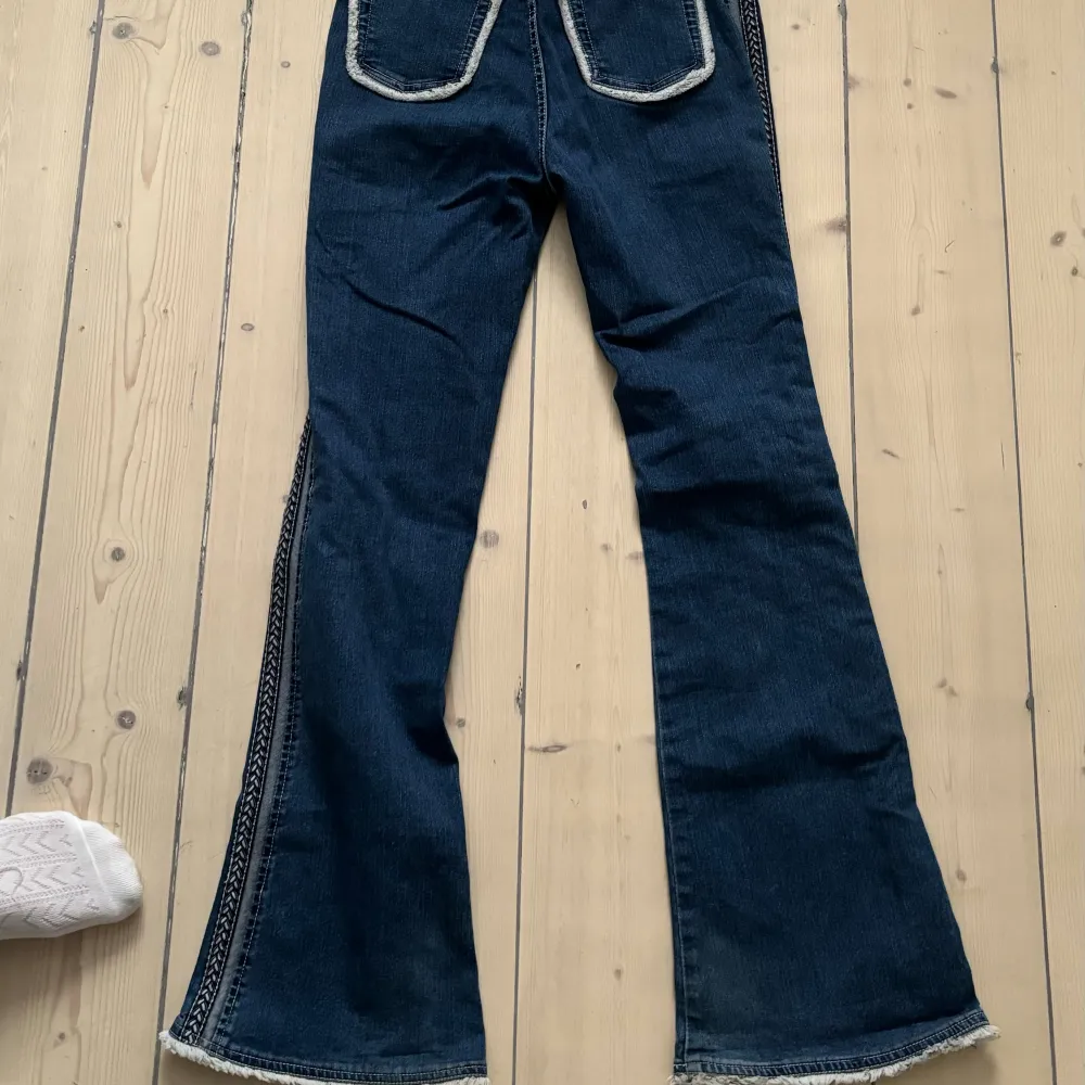 Skit snygga jeans med coola detaljer! Säljer pga att de inte kommer till användning. Först till kvarn! Utsvängda med detaljer.. Jeans & Byxor.