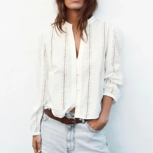 Populära zara blus  - säljer denna blusen ifårn zara då den inte kommer till användning🩷  storlek s   använd fåtal gånger.