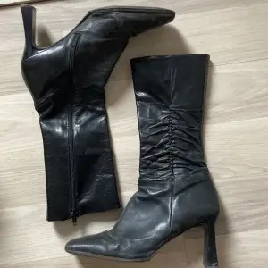  Super snygga svarta klack boots med en platt tå. Äkta läder och fin design!💋