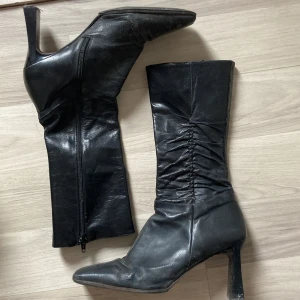 Läder klack boots -  Super snygga svarta klack boots med en platt tå. Äkta läder och fin design!💋