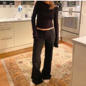 Svarta kostymbyxor - Svarta mid waist kostymbyxor I storlek 34, passar mig som 170 lång 🤍