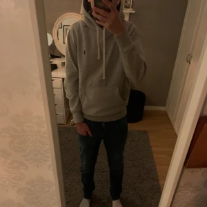 Ralph lauren hodie - Säljer min snygga gråa Ralph lauren hodie 8/10 skick