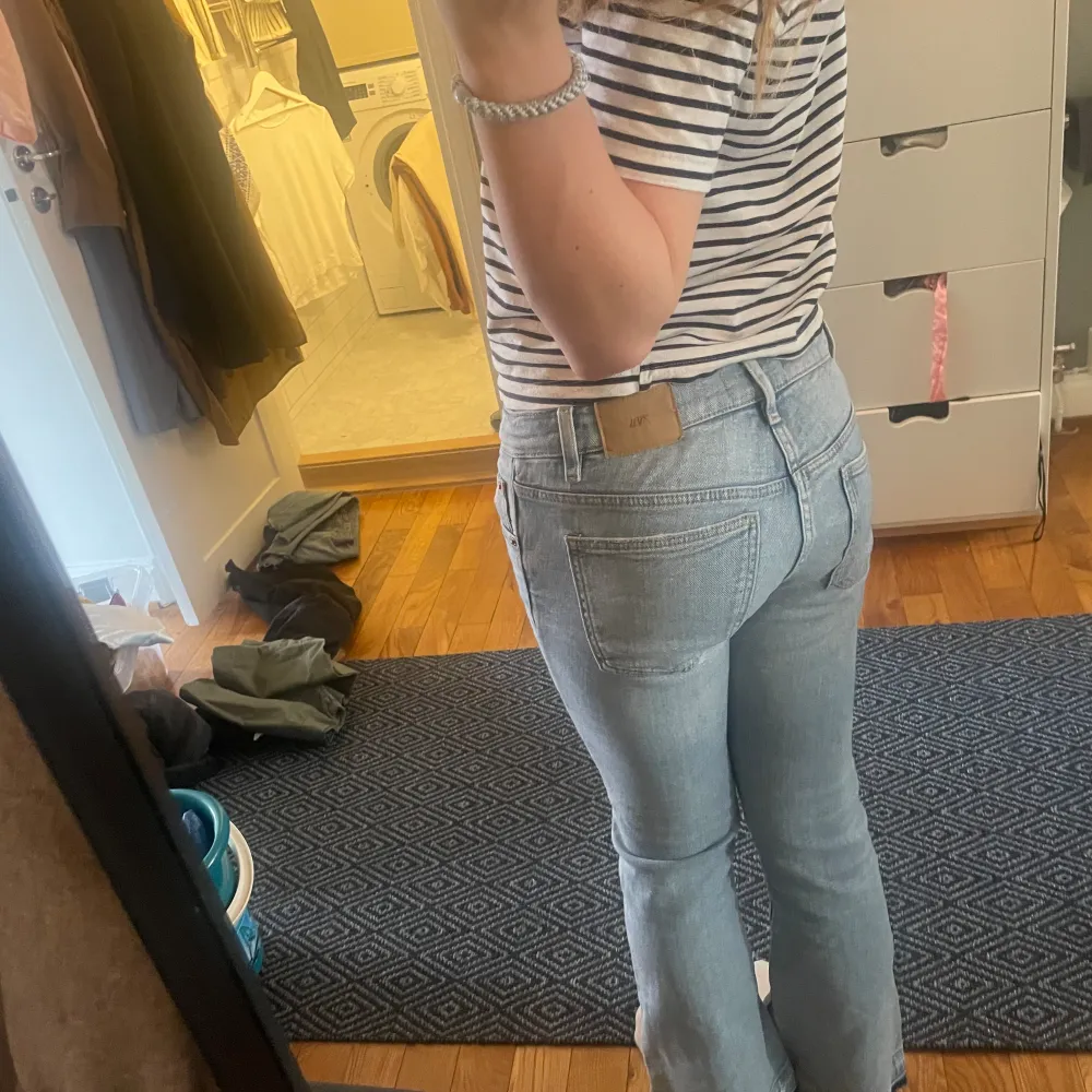 Jag säljer mina snygga Zara jeans då dem blivit för små/korta.  Om du vill ha flee bilder är det bara att skriva 💗. Jeans & Byxor.