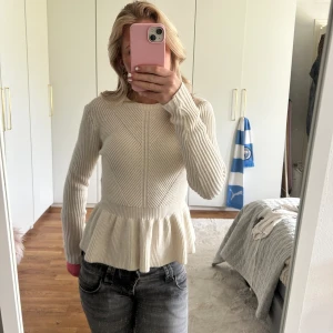 Stickad topp - Jättefin stickad tröja från Only! Säljer då den inte kommer till användning! Jättebra skick. Använd 1-2 gånger💋 !!!Nypris 449kr!!!