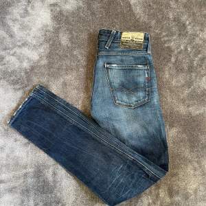 Tjena! Säljer nu dessa jeans ifrån Replay X Barcelona Modellen är Anbass vilket är slim fit modell. Storleken är W29 L34.  Skick 8/10. Dessa jeans är väldigt sällsynta då denna collaben inte säljs längre🙌 Vid fler frågor är det bara att höra av sig!🙌