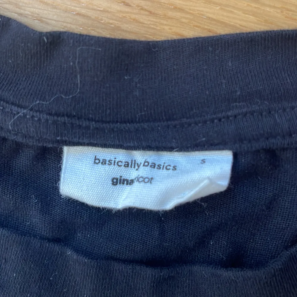 Använd Max 3 gånger. Fin t-shirt klänning från ginatricot i strl S.. Mekot.