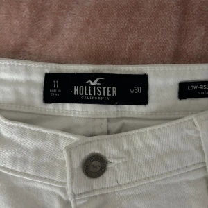 lågmidjade shorts - Säljer dessa vita lågmidjade shortsen från hollister, köpte dessa för några år sedan och har använt de 1 gång så de är i nyskick, skriv gärna om du har frågor💕priset går att diskutera 