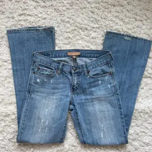 Lågmidjade Bootcut jeans från abercrombie & fitch, storlek 0s, skulle säga att det motsvarar en S. innerbenslängd:75 midjemått: 37 köp sker via köp nu, jag postar inom 24h