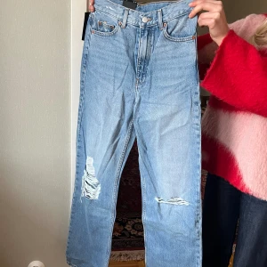 DR DENIM ECHO - DR DENIM ECHO med hål i knäna som är helt nya med lapparna kvar, 250/st så dma mig så lägger jag upp en specifik annons för din storlek, finns i följande storlekar:   24x32 25x30 25x32 30x32 26x32 27x34 28x34 28x30 28x32 29x30 29x32 29x34 30x34 31x34