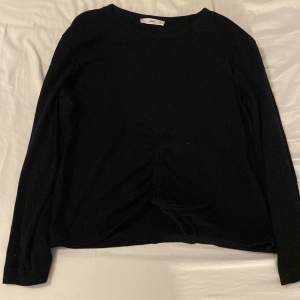 En svart tunn tröja