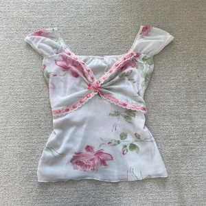Coquette blus - Superfin vintage blus med rosor och spetts🌹🎀köpt på en vintage affär. Använd ett fåtal gånger, så i fint skick. I stretchigt mesh material så jag skulle säga att den passar xs-m💕