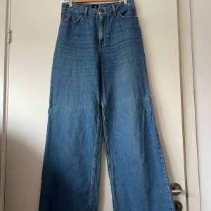 Raka jenas - Säljer mina älskade Lee jeans då dom inte passar längre. Dom är i jättefint skick trotts användning. Storlek w27 L33. Högre i midjan. Sitter jättefint på både i längd och midja, jag är 177cm. Köparen står för frakten. Org pris 1099kr säljer för 550kr