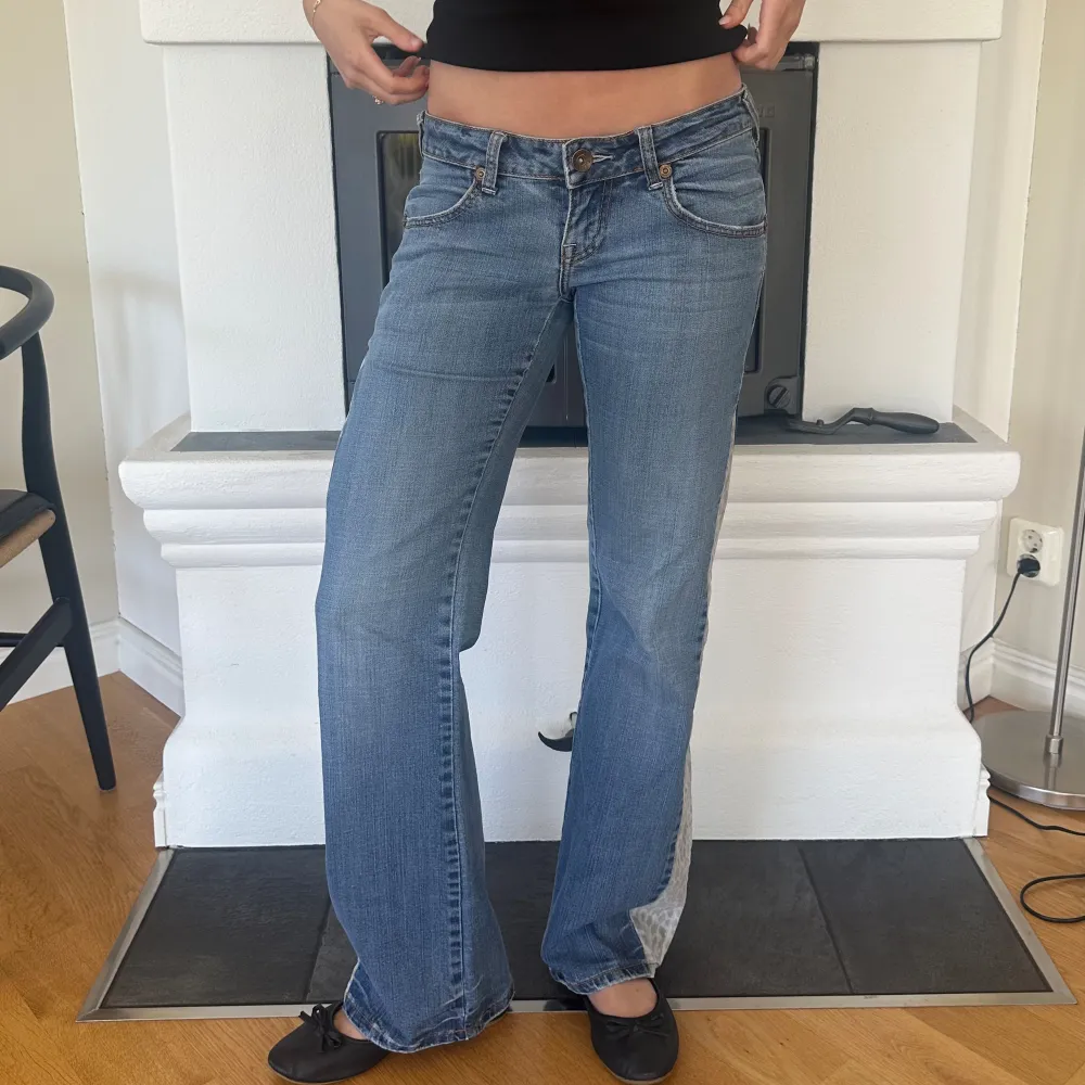 så unika remake jeans med leopard!! 🩷🩷 Midjemått: 76 cm Ytterbenslängd: 104 cm (Jag på bilden är ca 172 cm) . Jeans & Byxor.