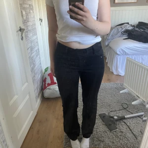 Lågmidjade kostymbyxor  - Lågmidjade kostymbyxor från Monki! Köpt förra året och använts ofta men inga defekter! Strl 40