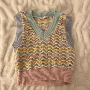 Stickad väst 🤍 - Säljer denna super fina stickade väst från zara som tyvärr aldrig har kommit till någon användning🤍 Köpt för 399, men säljer för billigt pris! Skriv vid intresse