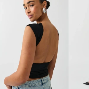 Tshirt med öppen rygg  - Säljer min helt oanvända tshirt med öppen rygg från gina, köptes förra sommaren och är aldrig använd, därav nyskick 💞nypris: 230kr