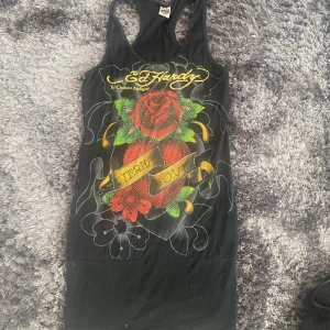 Ed Hardy klänning  - Köpt på Vinted aldrig använd