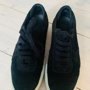 Arigato sneakers 36 - Arigato sneakers Svart mocka  Storlek 36 