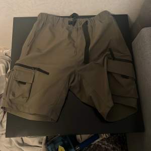 Tjena säljer ett par Carhart shorts är i bra skick har använt få tals gånger och har en fin oliv grön färg har också ett inbyggt bälte