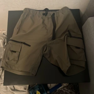 Cargo shorts - Tjena säljer ett par Carhart shorts är i bra skick har använt få tals gånger och har en fin oliv grön färg har också ett inbyggt bälte