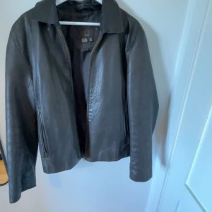 Läder jacka  - 100 procent läderjacka. Skinn jacka Från zara. Kosta 2000