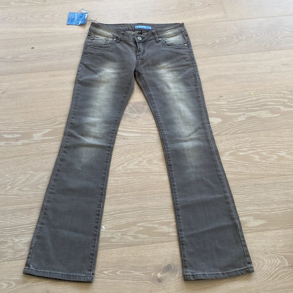 Lågmidjade gråa bootcut jeans i storlek w31  l34-36? Midjemått 40cm Innerbenslängd 84cm💕. Jeans & Byxor.