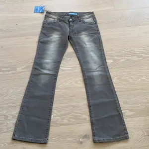 Lågmidjade gråa bootcut jeans i storlek w31  l34-36? Midjemått 40cm Innerbenslängd 84cm💕