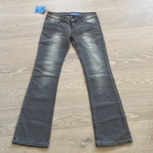 Lågmidjade bootcut jeans - Lågmidjade gråa bootcut jeans i storlek w31  l34-36? Midjemått 40cm Innerbenslängd 84cm💕