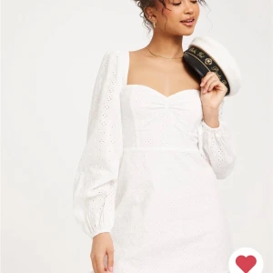 Klänning - En helt ny vit klänning från Nelly! Passar perfekt till studenten! Säljer då den var något för stor 🥰🌸 skriv om ni vill ha fler bilder 💕nypris 499, pris kan disskuteras