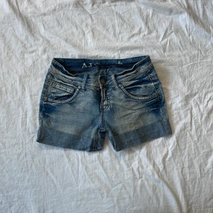 Lågmidjade jeansshorts  - Bra skick! Defekter i de 2 sista bilderna, mått: midjemått rakt över 32-35 (stretch) grenhöjd 17 längd (hela sidan) 27cm! 💗