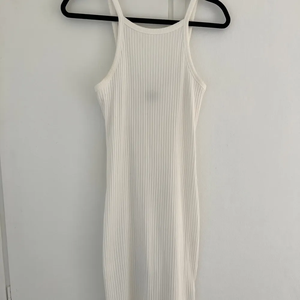 Superfin vit ribbad klänning från Gina tricot i storlek S🥰 Endast använd ett fåtal gånger så den är som ny✨. Klänningar.