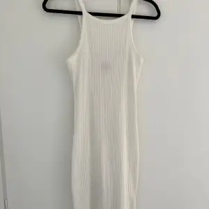 Superfin vit ribbad klänning från Gina tricot i storlek S🥰 Endast använd ett fåtal gånger så den är som ny✨