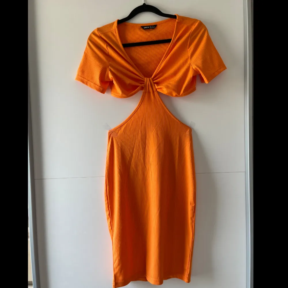 Orange midi cutout klänning från Shein. Köptes våren 2023 men har aldrig använts. Jätte bra skick. Obs. Kan tvättas och strykas om önskas 🤗. Klänningar.