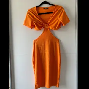 Orange midi cutout klänning från Shein. Köptes våren 2023 men har aldrig använts. Jätte bra skick. Obs. Kan tvättas och strykas om önskas 🤗