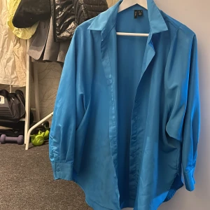 Skjorta - Säljer en superfin och färgglad skjorta ifrån Vero Moda! Den har tyvärr inte kommit till användning alls, så är inte mer använd än testad. Jättefin färg, storlek XS men en oversize modell. Man kan använda den som klänning💙