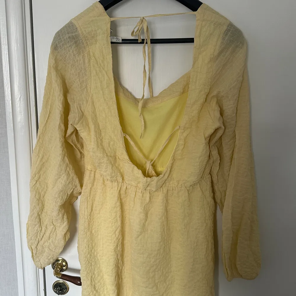 Jätte fin gul sommar klänning. Kan användas vid många tillfällen och lätt att klä upp eller ned. Endast använd 2 gånger💗💛. Klänningar.