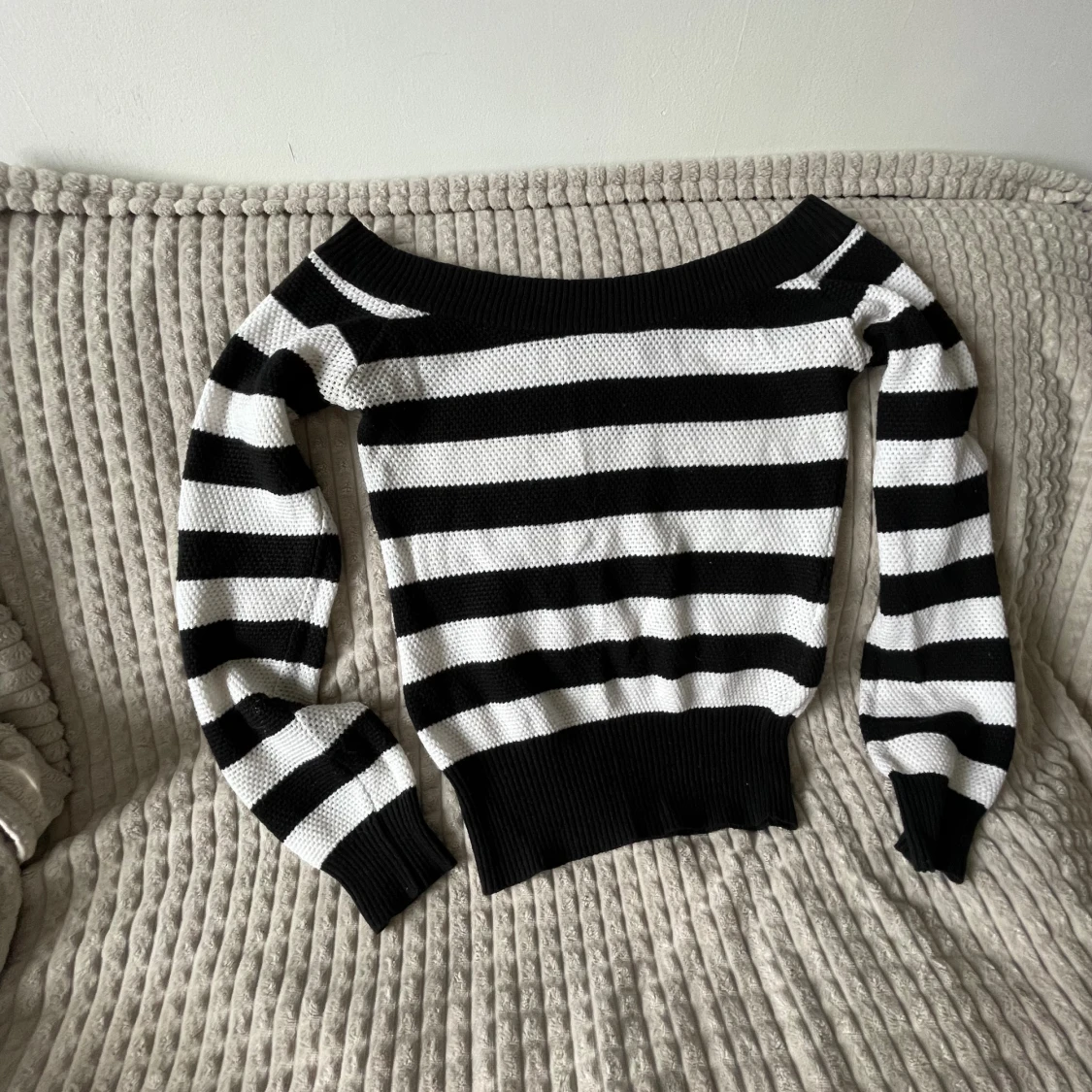 Cool stickad off the shoulder 