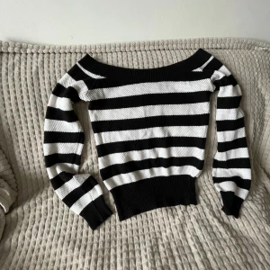 Cool stickad off the shoulder  - Randig off the shoulder tröja som ej går att köpa länger, den är i nytt skick och är måttligt använd, passar Xs-S