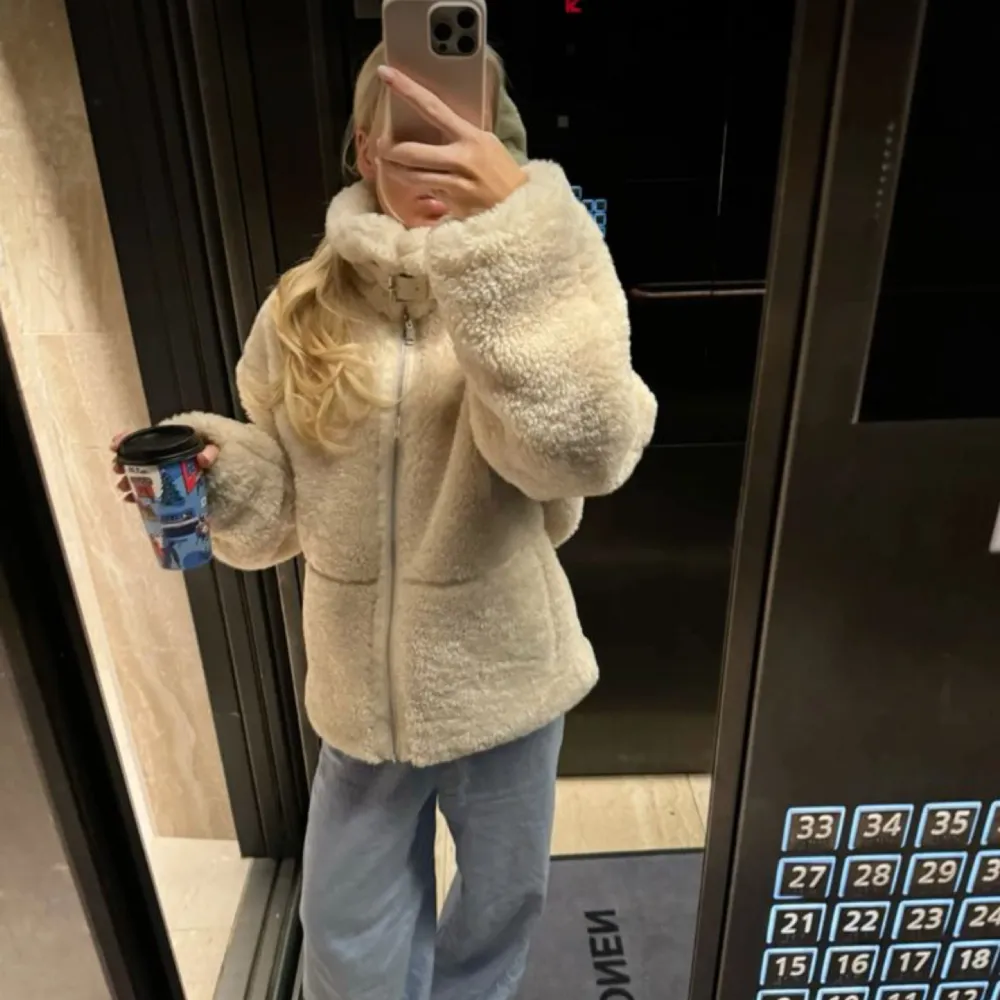 (Första bilden Ă€r lĂ„nad frĂ„n Alva Blomdahlđ) SĂ€ljer denna populĂ€ra Teddy jacka. Den kostar 999kr och mitt pris Ă€r 800. Den Ă€r anvĂ€nd ett par gĂ„nger men den kommer inte lĂ€ngre till anvĂ€ndning. Storlek: 36 (S/M), lite oversize . Takit.