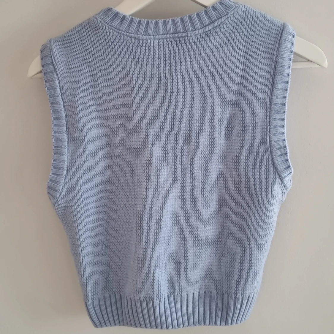 Gullig körsbärsväst - 90