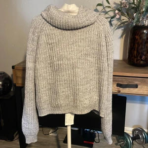 Stickad tröja med polo  - Fin stickad tröja. 
