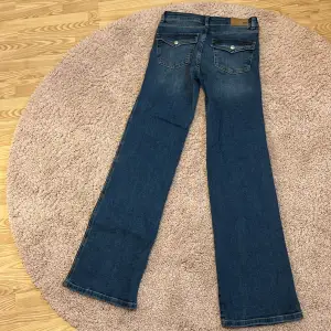 Ett par lågmidjade bootcut jeans med lockfickor från Lager 157 i storlek S full length. De är i bra skick. Säljes pga de inte passar längre.