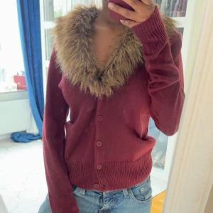 Vinröd kofta med päls  - Har en liten defekt men syns knappt. Pälsen är avtagningsbar🙌🏾☀️