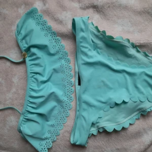 Bikini storlek 146-152, Barn - Bikini från HM. Min dotter har använt den, den är fortfarande i bra skick . Jag säljer den för 30 kr. Vill man köpa bara överdel eller bara underdel så säljer jag dem för 15 kr per del . Det finns en liten fläck på framsidan av bikinitrosan.