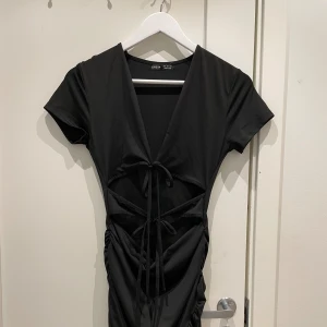 Klänning - Svart klänning i storlek s men passar xs också. Fint skick, knappt använd. Fin till fest :)