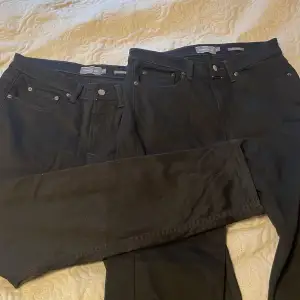 Dessa är min storebrors jeans från dressman, de är i regular fit och han har enbart använt dem en gång då de inte passade han så bra. Båda är köpta för 600kr var och säljer båda paren för 500kr, ett par för 300kr.