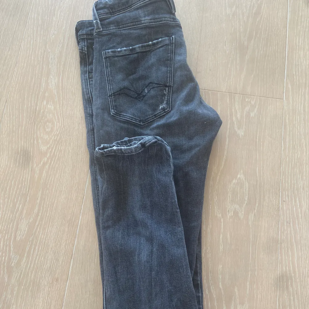 Intressekoll på dessa jättesnygga och trendiga Replay jeansen🔥🔥 Nypris 1199 kr!!!. Jeans & Byxor.