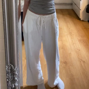 Linnebyxor - Linnebyxor ifrån Vero Moda, säljer endast för att dom har blivit for korta. I storlek M men passar mig som har 32-34 men passar nog någon som är ca 155cm💗