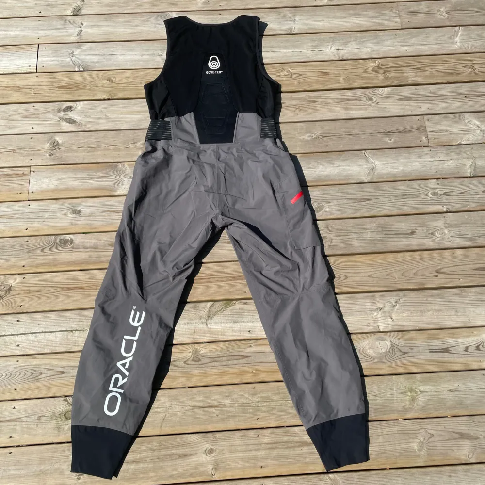 Sail Racing oracle team Gore-tex byxor i Storlek L. Passar stl S.  Helt nya oanvända med tags kvar.  Skriv om du är intresserad:). Jeans & Byxor.