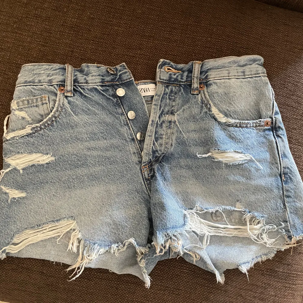 Ett par jeans shorts från zara i storlek 36. Knappt använda. Shorts.